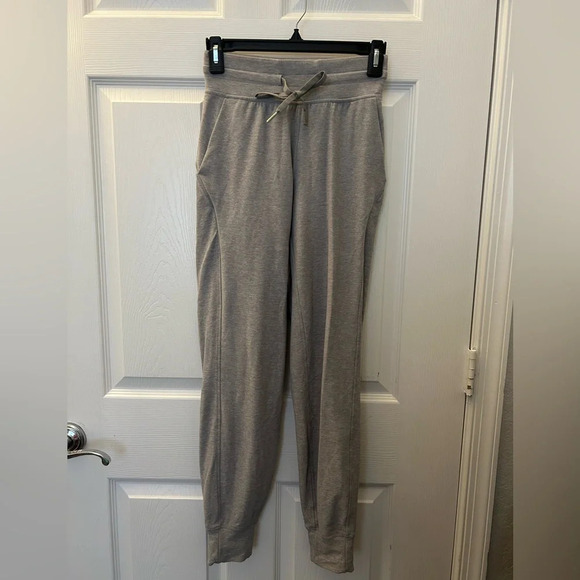 ! Lululemon Light gray athletic sweatpants size 4 - Picture 1 of 4